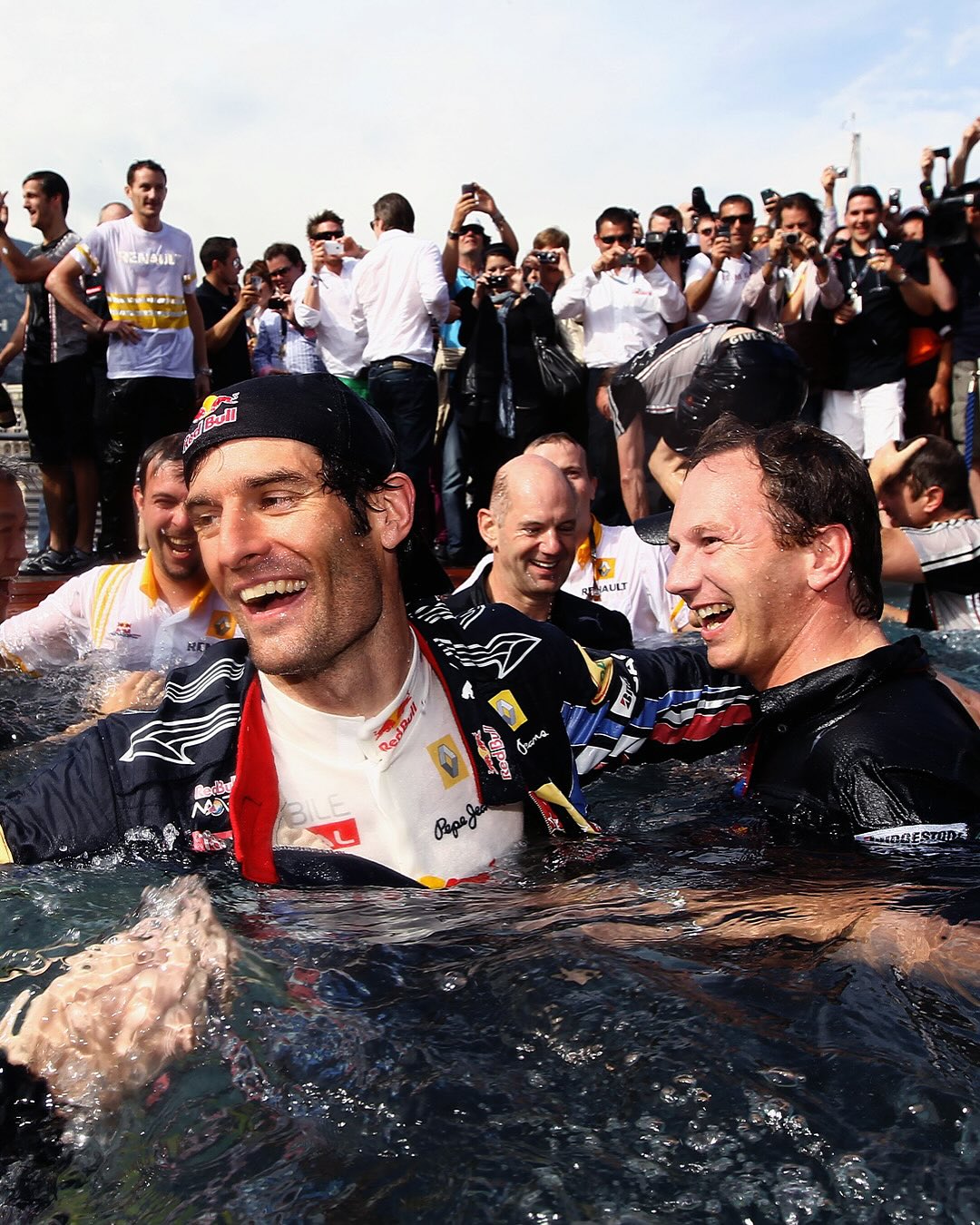 红牛车队完胜哈斯车队，汉密尔顿关键制胜