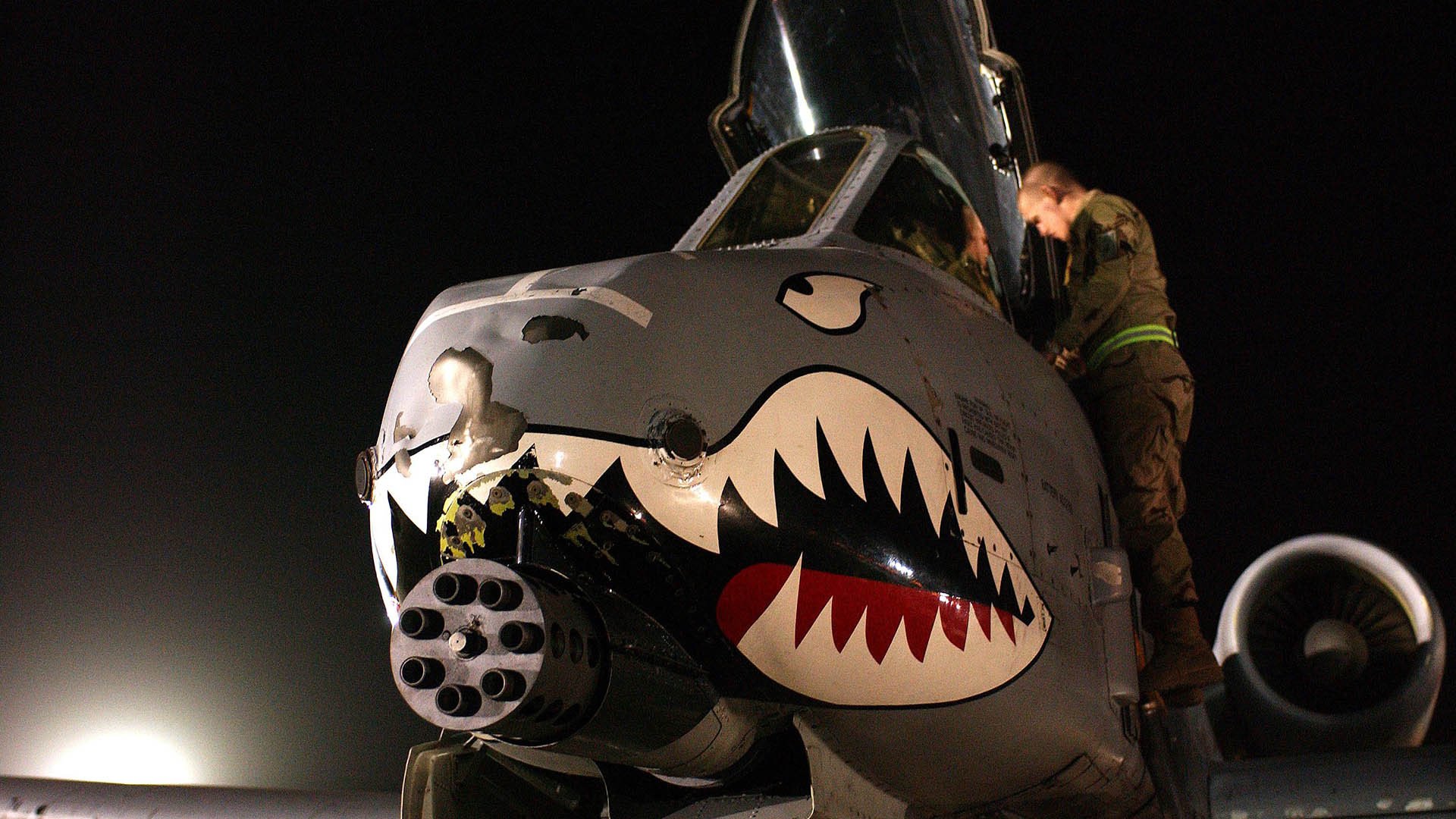 轰鸣启动与篮球江湖，揭幕战的双线告捷