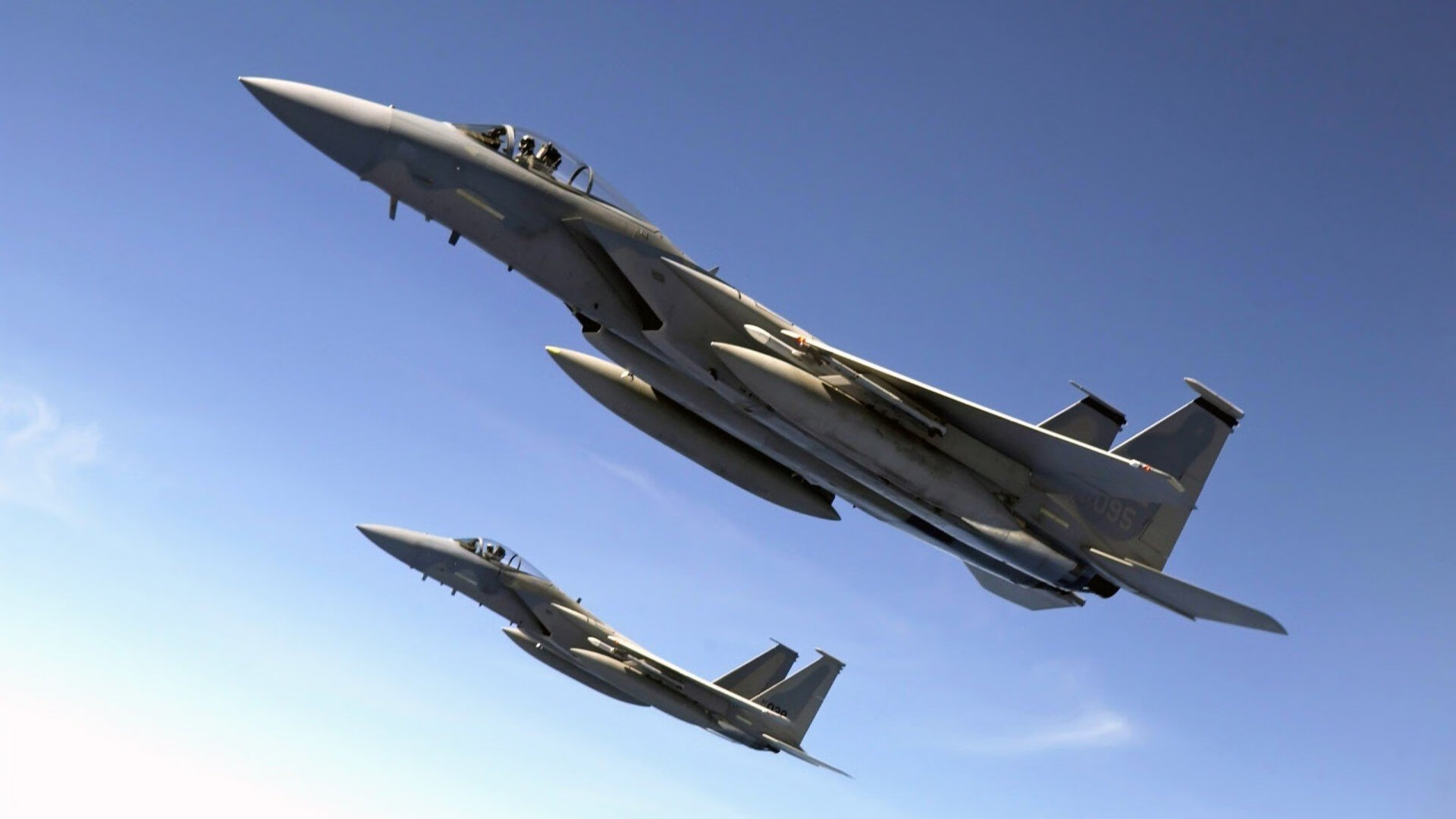 数字时代的力量图腾，绿茵场的战术几何与硬木地板的肌肉森林